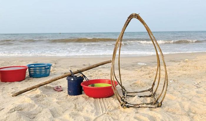  Đôi triêng gióng gắn bó với ngư dân miền biển. Ảnh: Tấn Phát