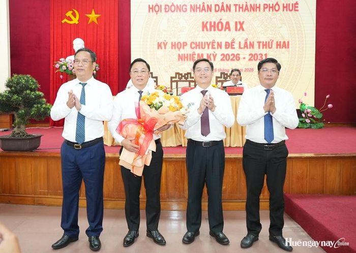 Lãnh đạo thành phố tặng hoa chúc mừng tân Chủ tịch UBND thành phố Lê Trí Thanh 