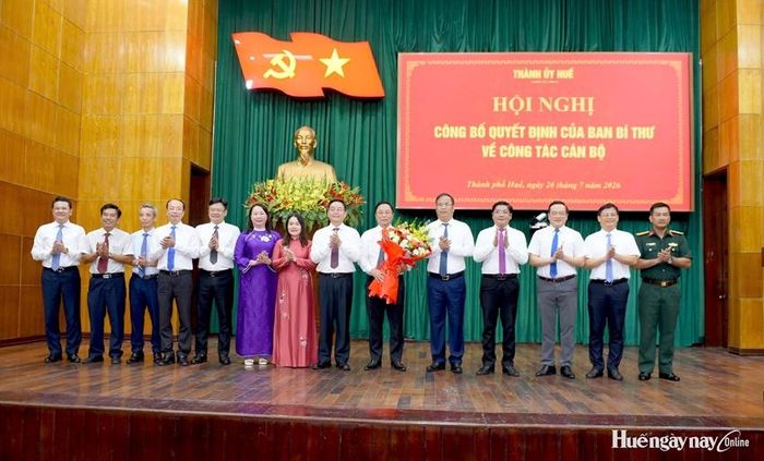 Ban Thường vụ Thành ủy Huế tặng hoa chúc mừng đồng chí Lê Trí Thanh 