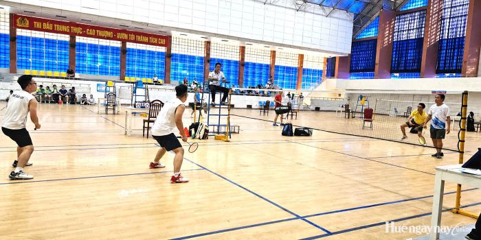 Các vận động viên Trường Cao đẳng Huế và Laguna Huế tranh tài tại trận chung kết cầu lông đôi nam. 