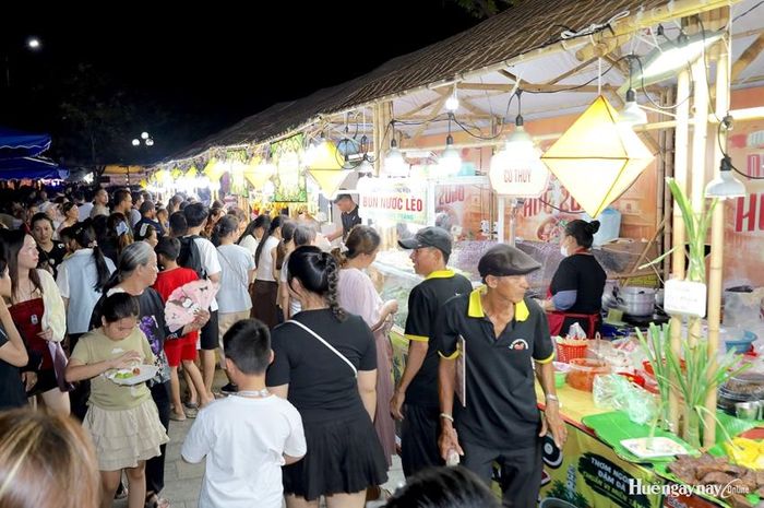 Đông đảo người dân và du khách đến trải nghiệm chương trình Huế - Kinh đô ẩm thực 2026