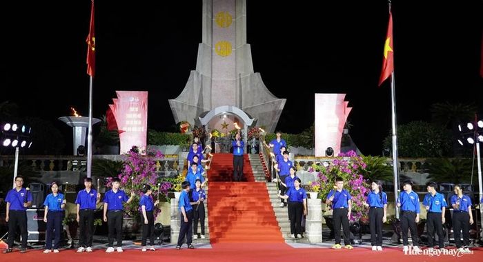 Nghi thức thắp lửa truyền thống, tiếp nối ngọn lửa cách mạng cho thế hệ trẻ.