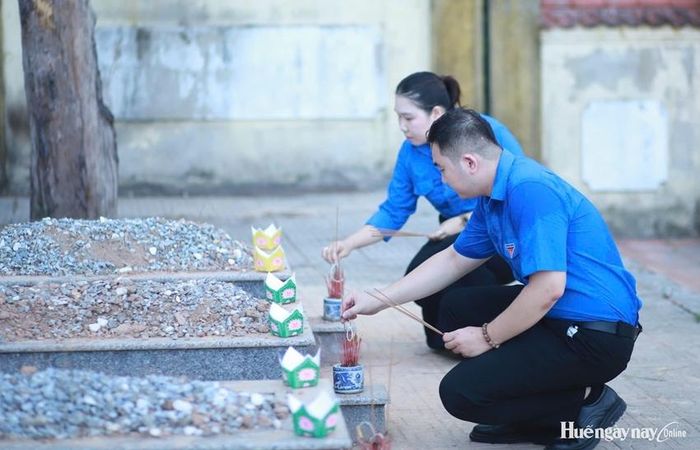 Đoàn viên, thanh niên Đoàn các cơ quan Đảng thành phố thắp hương tri ân tại các phần mộ liệt sĩ ở Nghĩa trang Liệt sĩ Thủy Bằng.