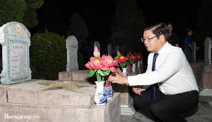 Phó Bí thư Thành ủy, Chủ tịch Ủy ban MTTQ Việt Nam TP. Huế Nguyễn Chí Tài thắp hương tri ân tại các phần mộ liệt sĩ.
