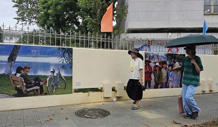 Những tác phẩm ảnh nghệ thuật được trưng bày trên những mảng tường dọc vỉa hè đường Lê Lợi.