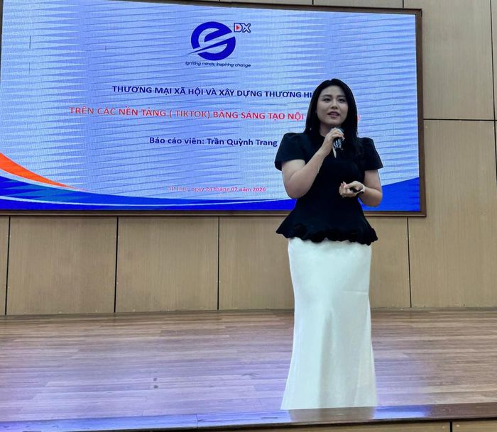 Bà Trần Quỳnh Trang (eComDX) chia sẻ tại Hội nghị