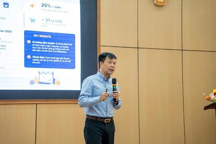 Ông Nguyễn Hữu Tuấn - Giám đốc eComDX chia sẻ tại Hội nghị