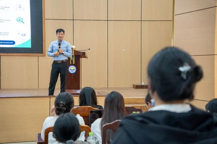 Ông Nguyễn Hữu Tuấn trao đổi cùng sinh viên