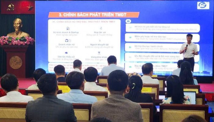 Ông Nguyễn Hữu Tuấn - Giám đốc eComDX trình bày tham luận tại Hội nghị.