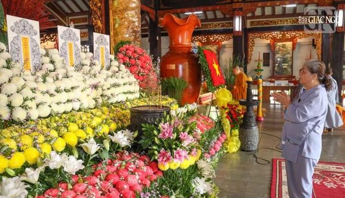 Phật tử dâng hương tưởng niệm các anh hùng liệt sĩ