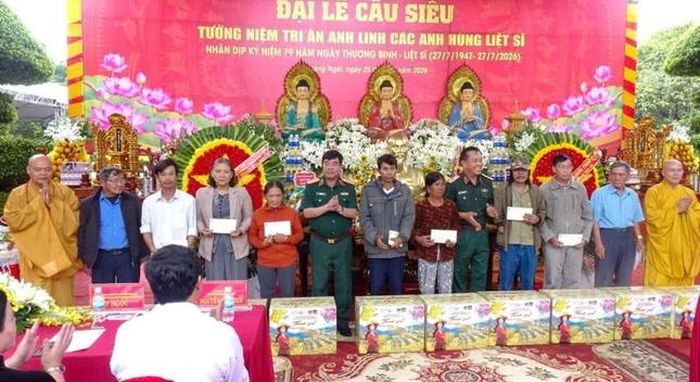 Chùa Vĩnh Nghiêm tặng quà đến các gia đình có công với cách mạng tại tỉnh Quảng Ngãi