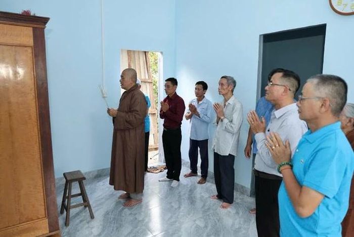 Chư tôn đức, Phật tử chùa Sắc tứ Khải Đoan thắp hương lễ Phật trong căn nhà vừa mới xây xong của gia đình ông Hồ Văn Cường