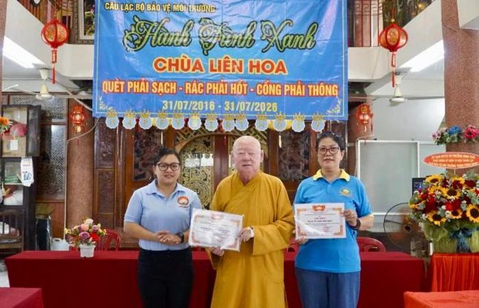 Đại diện Ủy ban MTTQVN P.Bình Thới trao bằng khen đến Hòa thượng Chủ nhiệm và thành viên Câu lạc bộ Hành Trình Xanh chùa Liên Hoa