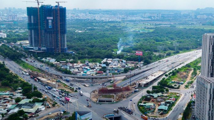 Riêng nhánh cầu N1.2 vẫn phụ thuộc vào tiến độ bàn giao mặt bằng trên đường Lương Định Của (đoạn từ nút giao An Phú đến đường Nguyễn Hoàng). Khu đất này liên quan các hộ dân và tổ chức, đồng thời phục vụ ba dự án gồm Khu đô thị Phát triển An Phú, mở rộng đường Lương Định Của và nút giao An Phú. Những vướng mắc pháp lý trong công tác bồi thường, giải phóng mặt bằng đã kéo dài nhiều năm, ảnh hưởng trực tiếp đến việc triển khai nhánh cầu N1.2.