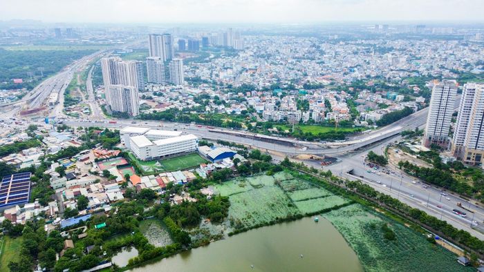 Đây là lần thứ hai dự án được điều chỉnh tiến độ. Trước đó, đầu năm 2026, thời gian hoàn thành đã được gia hạn từ cuối năm 2025 sang quý II/2026. Theo UBND TP.HCM, việc điều chỉnh chỉ liên quan đến thời gian thực hiện dự án. Mục tiêu đầu tư, quy mô, tổng mức đầu tư hơn 3.400 tỷ đồng, nguồn vốn và các nội dung khác vẫn giữ nguyên theo các quyết định đã được phê duyệt.