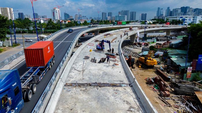 Theo ghi nhận, dù toàn bộ dự án tiếp tục lùi tiến độ, các hạng mục không vướng mặt bằng vẫn đang được nhà thầu tăng tốc thi công. Ban Quản lý dự án đầu tư xây dựng các công trình giao thông TP.HCM (chủ đầu tư) cho biết, nhánh cầu vượt N4 (cho phép phương tiện từ đường Đồng Văn Cống rẽ phải lên đường Mai Chí Thọ) hiện đang bước vào giai đoạn hoàn thiện cuối cùng và dự kiến thông xe cuối tháng 7/2026.