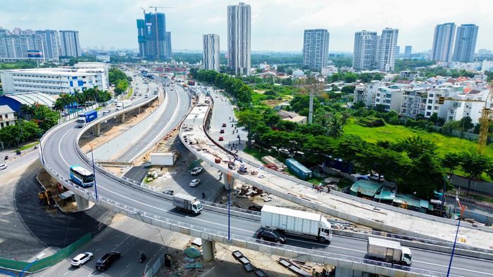 Việc liên tiếp lùi tiến độ khiến kỳ vọng giải quyết ùn tắc tại cửa ngõ phía đông TP.HCM tiếp tục phải chờ thêm, trong bối cảnh lưu lượng phương tiện qua khu vực ngày càng lớn. Khi hoàn thành vào quý III/2027, nút giao An Phú sẽ kết nối đồng bộ với nút giao Mỹ Thủy, góp phần giảm áp lực giao thông trên các tuyến ra vào cảng Cát Lái và kết nối với cao tốc TP.HCM - Long Thành - Dầu Giây, phục vụ sân bay Long Thành.