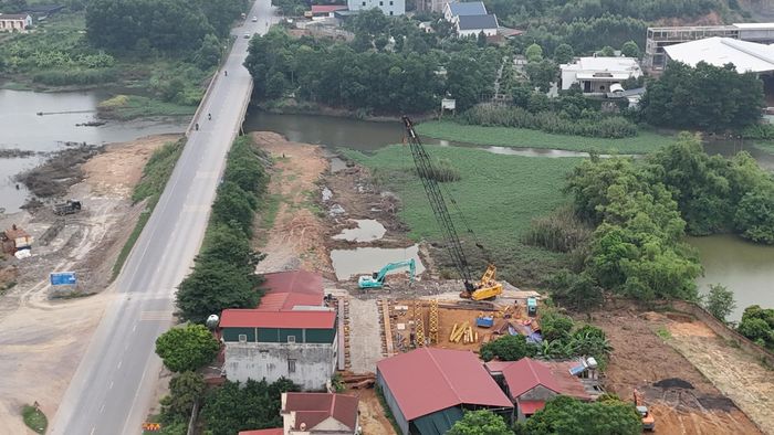 Được biết: Dự án nâng cấp, mở rộng tuyến đường tỉnh 293, đoạn từ thành phố Bắc Giang cũ đến tuyến nhánh vào chùa Vĩnh Nghiêm, tỉnh Bắc Ninh được phê duyệt ngày 30/10/2025 với tổng mức đầu tư 1.799,415 tỷ đồng, từ nguồn vốn ngân sách tỉnh. Dự án đã khởi công ngày 31/3/2026.