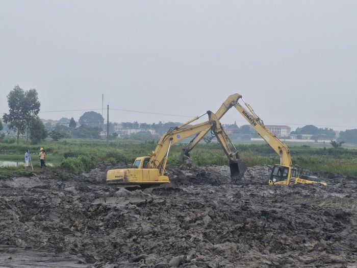 Ông Nguyễn Hồng Thái, phụ trách kỹ thuật Công ty CP Tập đoàn Xây dựng Đông Dương (nhà thầu thi công) cho biết: Ngoài khó khăn vì mặt bằng xôi đỗ, chúng tôi còn gặp nền đất yếu, địa hình trũng thấp, khó thoát nước nên phải kê tôn chân máy, đắp bờ bao, bơm nước ra ngoài để thi công từng hạng mục.