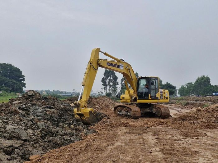 Theo Ban QLDA đầu tư xây dựng công trình giao thông, nông nghiệp tỉnh Bắc Ninh số 1, đơn vị đã bàn giao mặt bằng cho nhà thầu thi công tại các vị trí như đoạn Km4+420-Km4+620 (bên phải tuyến), với chiều dài 200m 1 bên; từ Km5+150-Km5+480 (trái tuyến) và Km5+745-Km 6+120 (trái tuyến); từ Km5+260-Km6+120 (phải tuyến), với chiều dài khoảng 800m trên đường tỉnh 293.