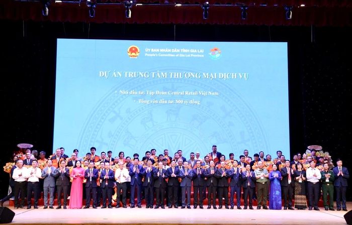 Lãnh đạo tỉnh trao Quyết định chấp thuận chủ trương đầu tư cho các doanh nghiệp, nhà đầu tư tại Hội nghị xúc tiến đầu tư tỉnh Gia Lai năm 2026.