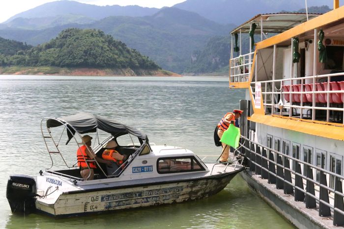 Đội Cảnh sát đường thủy số 3 (Phòng Cảnh sát giao thông, Công an tỉnh Phú Thọ) kiểm tra tàu du lịch trên lòng hồ sông Đà.