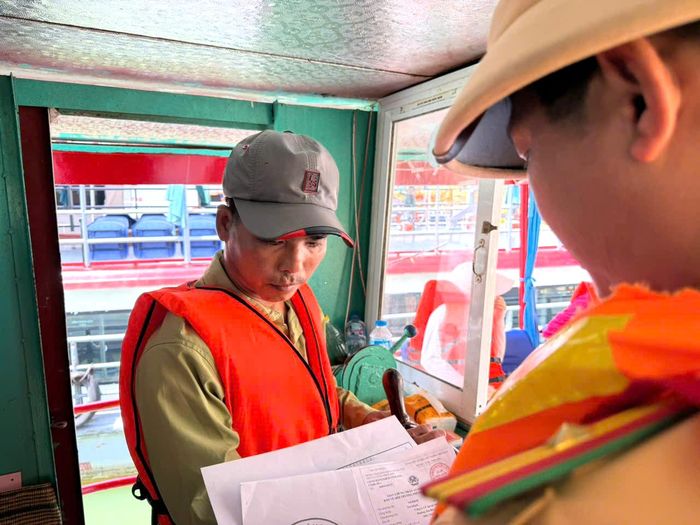 Lực lượng CSGT kiểm tra giấy tờ đối với lái tàu Nguyễn Văn Dũng.