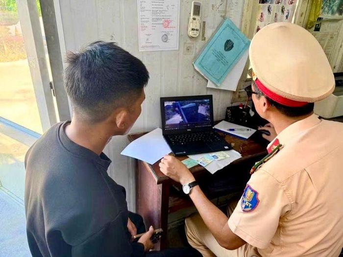 Lực lượng CSGT làm việc, lập biên bản với tài xế ô tô vượt đường ngang trái quy định.
