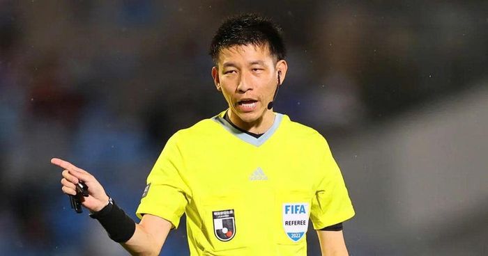 Trọng tài Hiroki Kasahara bắt chính trận tuyển Việt Nam gặp Singapore.