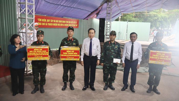 Chủ tịch Quốc hội Trần Thanh Mẫn tặng quà động viên lực lượng tìm kiếm, quy tập hài cốt liệt sĩ.