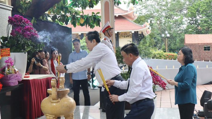 Chủ tịch Quốc hội Trần Thanh Mẫn cùng đoàn công tác dâng hương tri ân các anh hùng liệt sĩ.