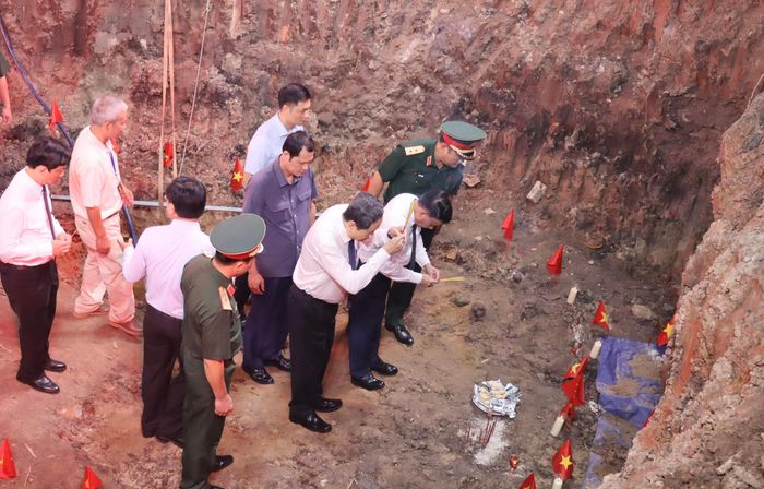 Chủ tịch Quốc hội cùng đoàn công tác tại hiện trường tìm kiếm hài cốt liệt sĩ.