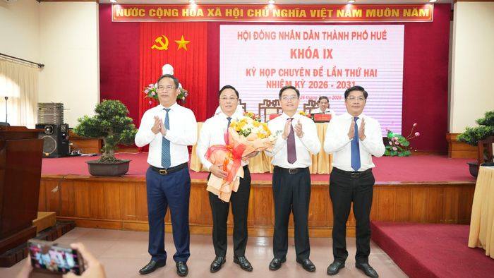 Lãnh đạo tặng hoa chúc mừng tân Chủ tịch UBND TP Huế.
