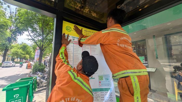 Công nhân đang hoàn thiện nhà chờ xe buýt.