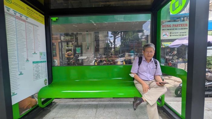Người dân đánh giá tích cực về thiết kế và các tiện ích của nhà chờ xe buýt mới.
