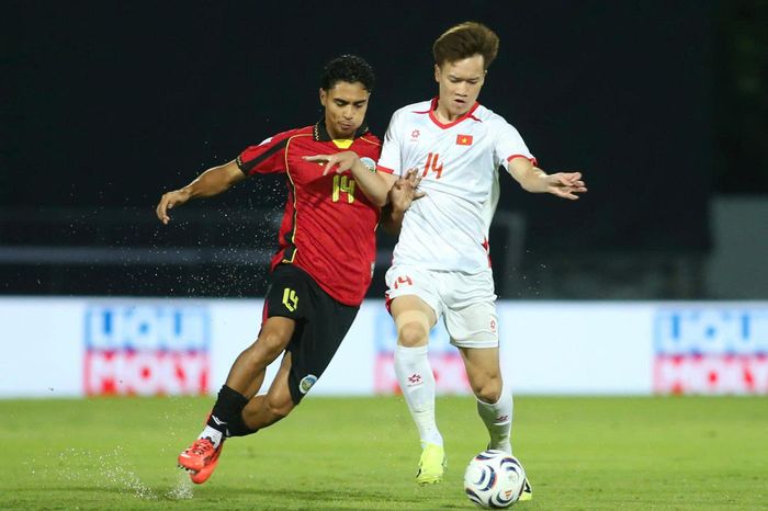 Tuyển Timor Leste (áo đỏ) thua đậm tuyển Việt Nam trong trận ra quân AFF Cup 2026. 