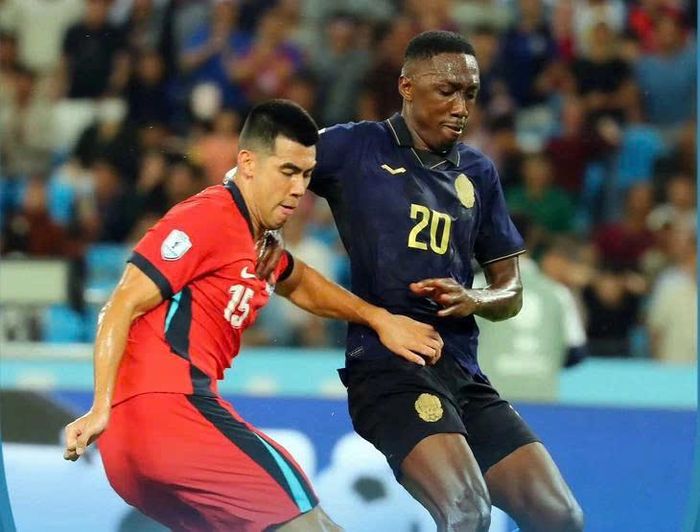 Tuyển Campuchia (phải) thua đau Singapore trong trận ra quân AFF Cup 2026. 