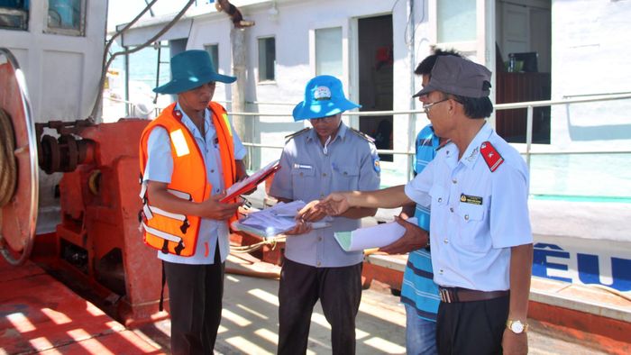 Lực lượng chức năng tỉnh Cà Mau tăng cường tuần tra, kiểm soát kết hợp tuyên truyền cho chủ tàu cá về các quy định trong lĩnh vực đánh bắt thủy hải sản trên biển.