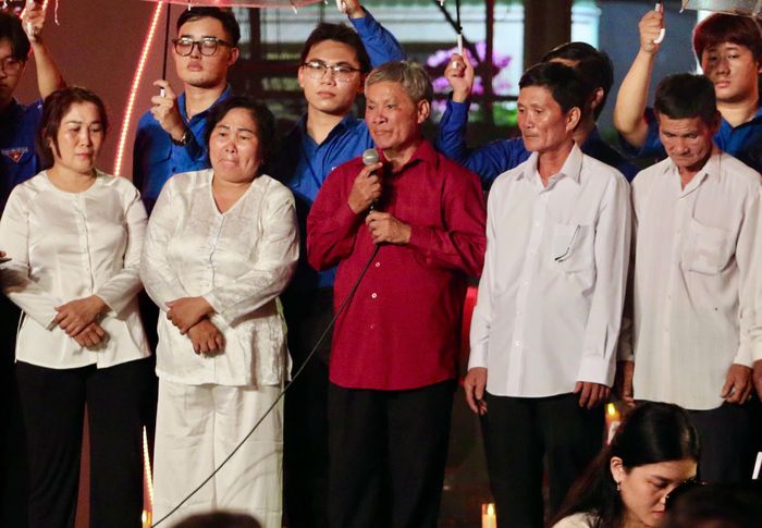 Ông Huỳnh Văn Nhỏ xúc động khi nhận lại kỷ vật của người anh trai đã hy sinh.