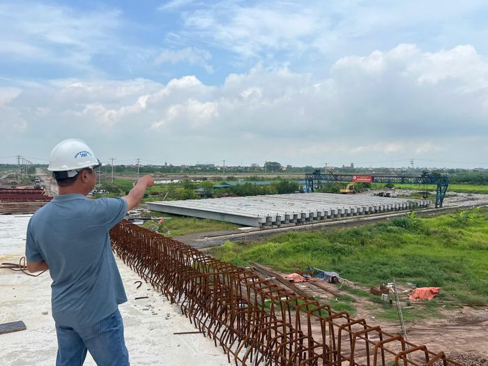 Tại phường Duy Tân, trường hợp hộ ông M.V.H ở khu vực trụ T8 đã được bố trí tái định cư nhưng đến nay vẫn chưa thống nhất phương án. Chính quyền địa phương đã hoàn tất công khai phương án bồi thường và đang chuẩn bị tổ chức đối thoại nhằm tạo sự đồng thuận.