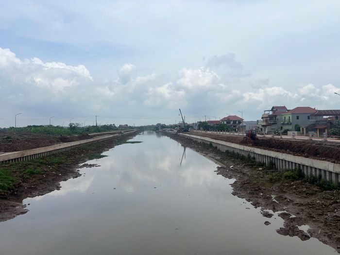 Dự án thành phần 2 đầu tư xây dựng cầu vượt sông Nông Giang và đường Nguyễn Tất Thành (quốc lộ 38 cũ) trên trục dọc TD-07 gồm cầu dài 381m, đường dẫn gần 619m, mặt cắt ngang 22,5m, đồng thời chỉnh trang hai bờ sông Nông Giang, xây dựng hồ điều tiết và hạ tầng kỹ thuật đồng bộ, triển khai giai đoạn 2025 - 2028.