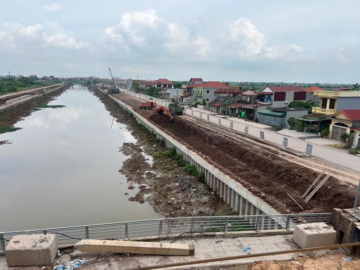 Song song với phần cầu, hạng mục chỉnh trang hai bên bờ sông Nông Giang cũng được triển khai. Nhà thầu đang thi công ép cọc cừ SW600 và cọc ly tâm D400. Tổng chiều dài kè khoảng 1.100m mỗi bên hiện đã đạt khoảng 80% khối lượng, dự kiến hoàn thành ép cọc trước ngày 20/8 và hoàn thiện toàn bộ hạng mục trước 30/9.