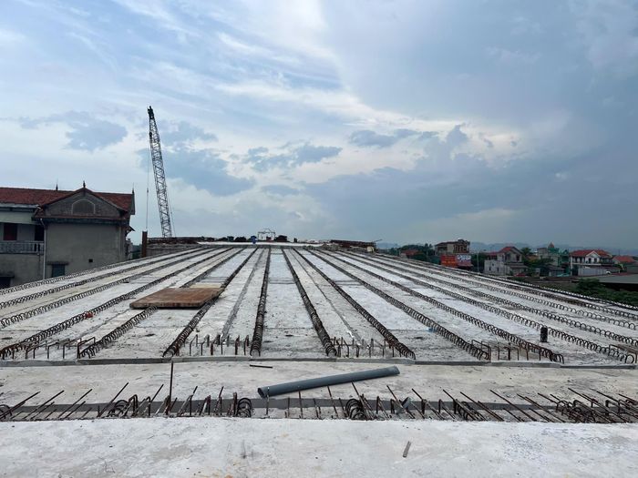 Ông Lê Huy Hợp, đại diện đơn vị tư vấn giám sát cho biết, cùng với việc kiểm soát nghiêm chất lượng thi công, đơn vị cũng thường xuyên yêu cầu nhà thầu vệ sinh hiện trường, thu dọn vật liệu, đảm bảo mỹ quan và an toàn giao thông tại những khu vực đã hoàn thành từng phần.