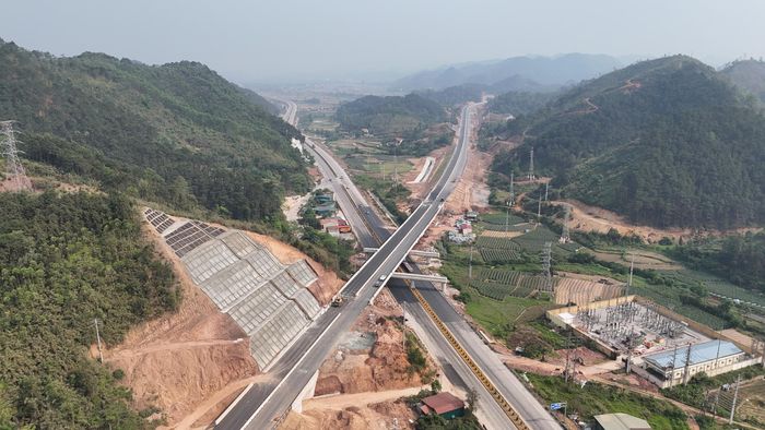 “Theo đề nghị của địa phương, dự án vừa được bổ sung nút giao IC04 tại xã Yên Trạch cũ và mở rộng mặt đường tuyến nhánh vào các cửa khẩu Tân Thanh và Cốc Nam từ 14 lên 22m. Ngoài ra, giai đoạn 2 dự án còn 17 hộ chưa bàn giao mặt bằng. Tuy nhiên, chúng tôi đã thay đổi phương án thi công, kiên quyết không lùi tiến độ hoàn thành toàn bộ dự án trong thời gian hợp đồng là 31/12 tới”, lãnh đạo Ban QLDA xây dựng đường cao tốc Hữu Nghị - Chi Lăng nói.