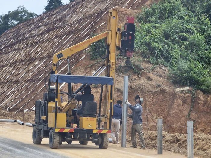 Bên cạnh đó, các đơn vị cũng thường xuyên báo cáo, đề xuất chính sách, đẩy nhanh thi công tái định cư, vận động hỗ trợ người dân đến nơi ở tạm để bảo đảm mặt bằng thi công. Phấn đấu đến ngày 30/9 tới sẽ hoàn thành giai đoạn 1 từ Chi Lăng đến cửa khẩu Hữu Nghị.