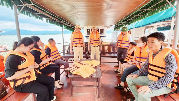Người dân tự giác mặc áo phao khi lên tàu tham quan hồ Đại Lải để đảm bảo an toàn.