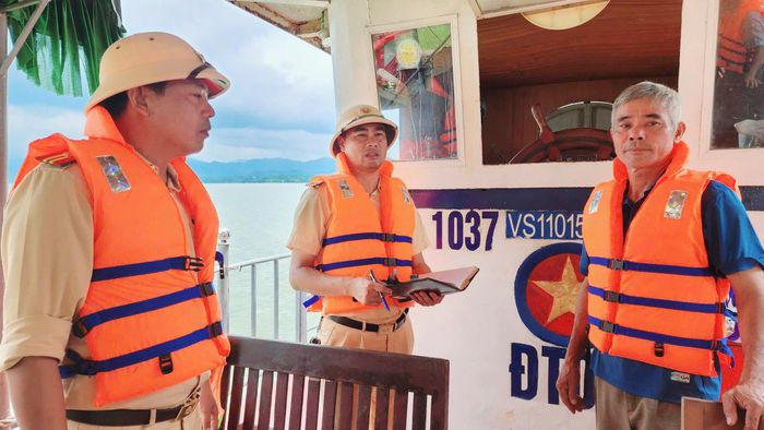 Trung tá Ngô Đăng Khoa, Phó đội trưởng Đội Cảnh sát đường thủy số 2 kiểm tra các tàu trên lòng hồ Đại Lải.