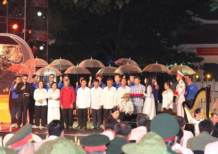 Trao kỷ vật cho gia đình Liệt sĩ Huỳnh Văn Quên tại điểm cầu Công viên Lê Thị Riêng (TP. Hồ Chí Minh). Ảnh: VGP.