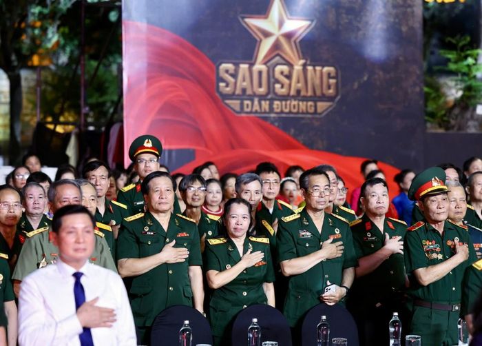 Các cựu chiến binh thực hiện nghi thức tri ân các anh hùng, liệt sĩ. Ảnh: VGP