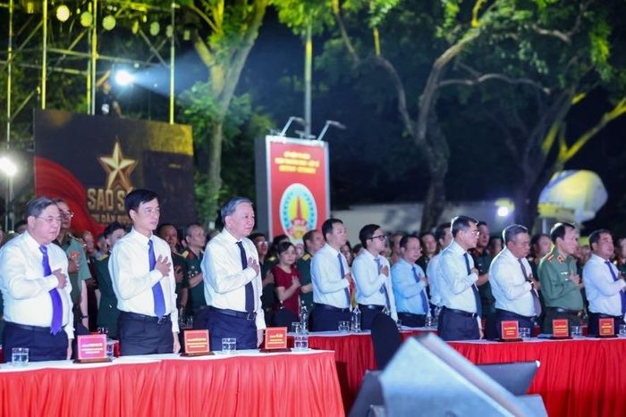 Tổng Bí thư, Chủ tịch nước Tô Lâm, Thủ tướng Chính phủ Lê Minh Hưng và các đồng chí lãnh đạo, nguyên lãnh đạo Đảng, Nhà nước thực hiện nghi thức tri ân các anh hùng, liệt sĩ. Ảnh: VGP.